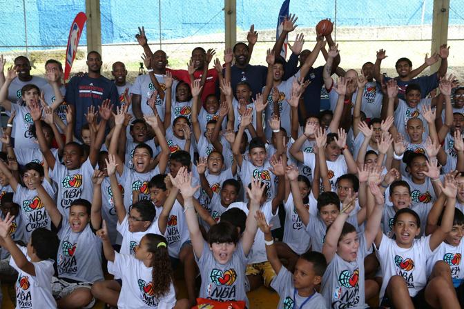 I giocatori dei Washington Wizards in uno scatto con i ragazzini della favela  Aleman Complex